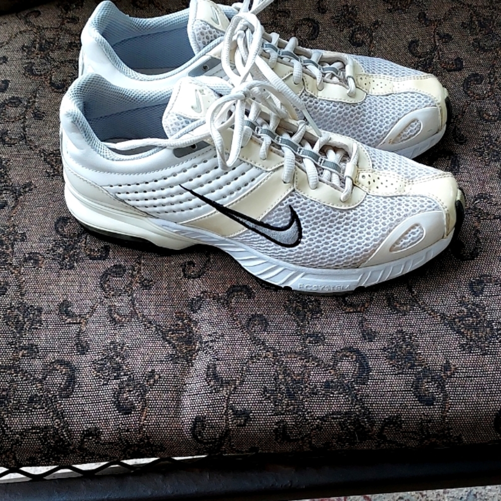 Nike Air Miller walk + white & Cream